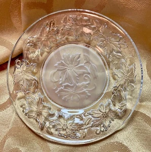 Princess House Fantasia Frosted Poinsettia 6" Bread/Dessert Plate - Picture 1 of 3