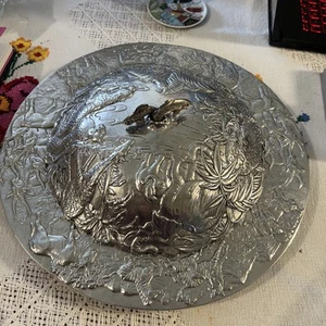 Plato de servir hueco de aluminio Arthur Court Endangered Kingdom con cubierta - Imagen 1 de 4