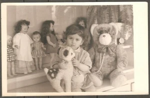ALTES FOTO 50er JAHRE NIEDLICHES MÄDCHEN mit TEDDYBÄR und vielen Puppen #1qwe - Bild 1 von 1