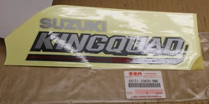 SUZUKI LT-A500XL9 19-25 CINTA ADHESIVA LATERAL DERECHA EMBLEMA NOS OEM 68151-35K00-BM6 - Imagen 1 de 2