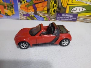 Smart Roadster Coupe 1/31 Red Cabrio Maisto Diecast Car - Picture 1 of 6
