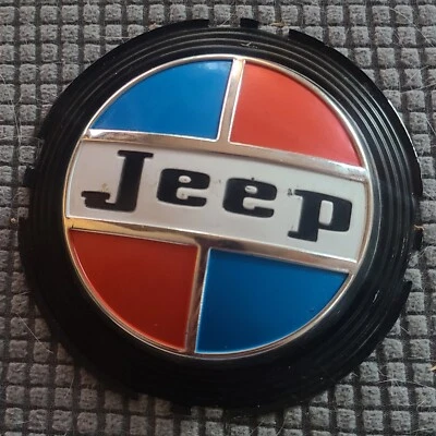 Bonito Jeep Wagoneer Gladiator Jeepster 1962 1970 emblema de parrilla 64 65 66 67 68 69  Foto 1 de 4
