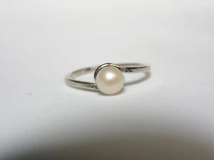 Vintage AVON Sterling Silver, 5.6mm Cultured Pearl Ring Size 5 - Picture 1 of 8
