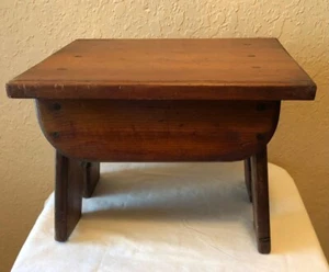 Taburete de madera primitivo hecho a mano antiguo de granja, clavijas de madera - Imagen 1 de 7