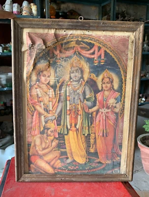 Estampado religioso hindú vintage de Lord Rama Sita Laxman y Hanuman con marco de madera Foto 1 de 4