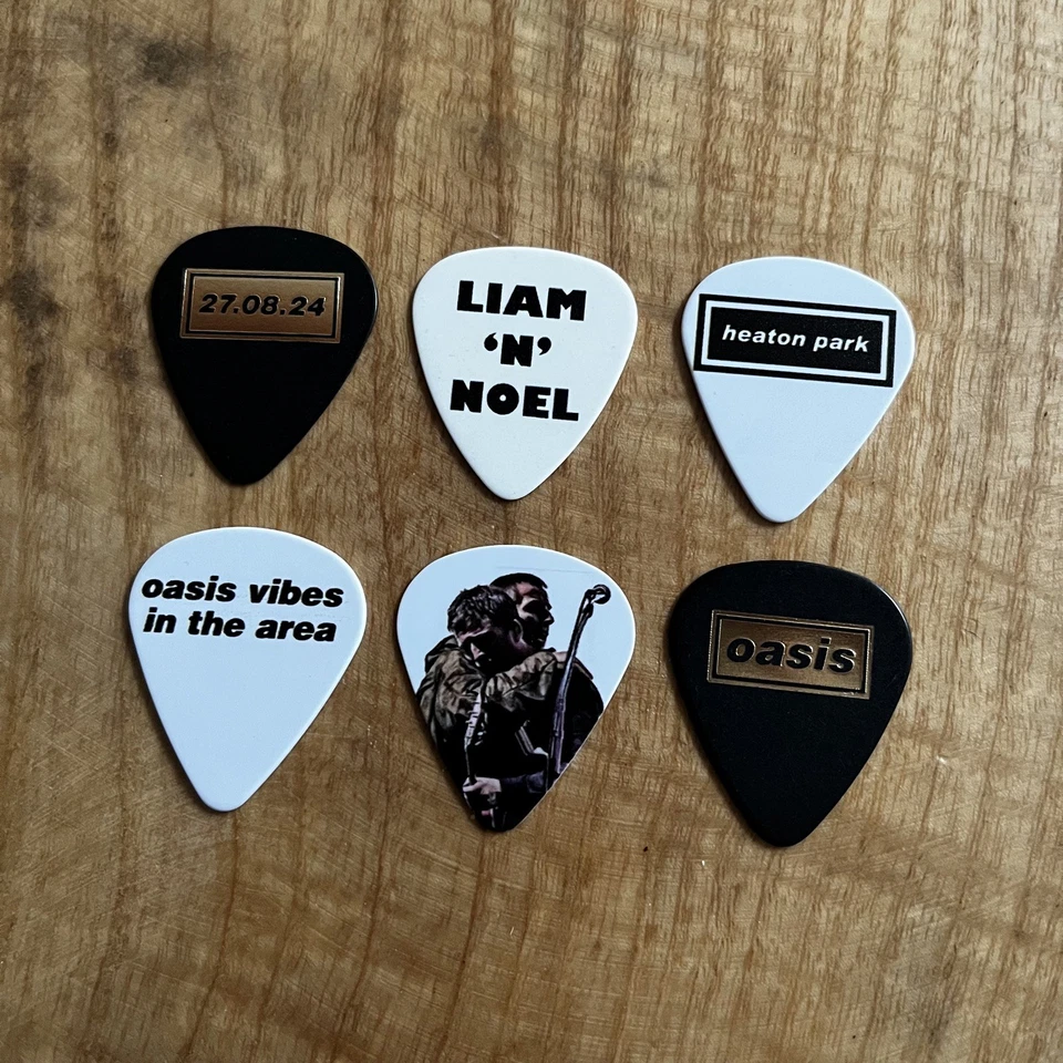 Oasis Liam And Noel Gallagher Set X6 Picks By Casual Guitar Picks - Immagine 1 di 1