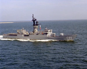 US Navy FF-1095 USS Truett Frigate 1974-1994 Photograph (8" x 10") - Imagen 1 de 1