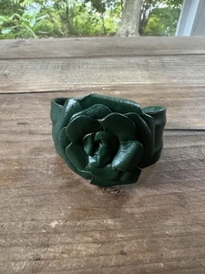 Brazalete Vintage Cuero Verde Flor Hecho a Mano Boho Floral Accesorio - Imagen 1 de 10