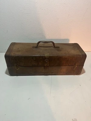 Caja de aparejos de pesca de metal vintage Time Capsule con aparejos vintage SEÑUELO DE MADERA Foto 1 de 4