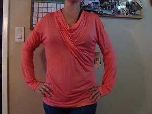 Neu mit Etikett Anne Klein DAMEN LACHS KORALLENRIFF WASSERFALLAUSSCHNITT LANGARM WEICH MEDIUM MITTEL M  - Bild 1 von 6