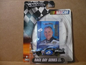 2005 Nascar Hot Wheels Mark Martin Race Day Series Pfizer - Picture 1 of 2