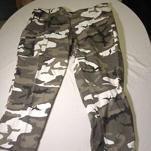 Mens Army Camo Cargo Pants size 51 - 55.    0044