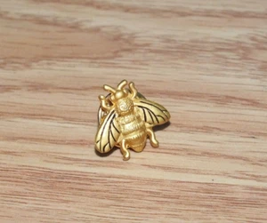 Gold Tone Small Bee Insect Collectible Unisex Lapel Pin - Picture 1 of 3