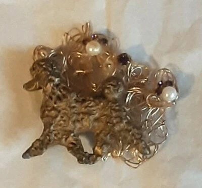 Broche caniche resinado con alambre de oro, perlas y amatista Foto 1 de 4