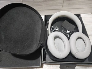 Auriculares con cancelación de ruido Bose 700 caja abierta falta cable de carga plateado/blanco - Imagen 1 de 10