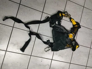 Imbracatura PETZL con casco e sacca porta attrezzi come Nuova! - Foto 1 di 6
