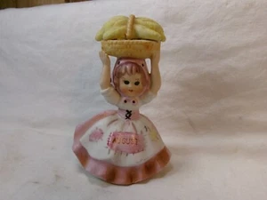Statuetta vintage August Girl con cesto di mais sulla testa - Foto 1 di 5
