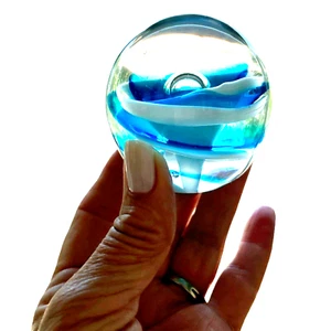 Vintage blau & weiß Glas Briefbeschwerer mundgeblasen Murano Stil Träne rund - Bild 1 von 5