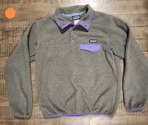 Pullover polar Patagonia Synchilla para mujer talla mediana gris detalles morados - Imagen 1 de 10