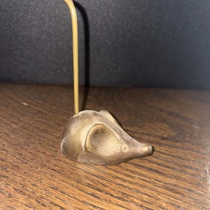 Soporte de anillo de ratón dorado de latón vintage para recibir boletos nota pedidos base 4" - Imagen 1 de 5