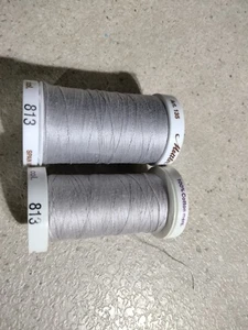 Lotto di 2 Trapuntini Mettler 40wt Filo Finitura Cotone 813 Nebbia Cenere - Foto 1 di 3