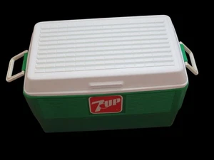 Vintage 7UP grün & weiß Kühlbox mit Griffen & Klappdeckel - super gepflegt - Bild 1 von 13