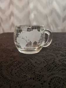 Tazza da caffè vintage Nestlé Inciso World Globe vetro trasparente - bocca 3" alta 3" - Foto 1 di 4