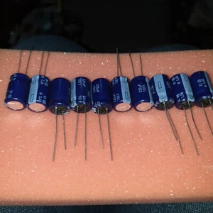 NOS PANASONIC SU 220uF 100V 13x21mm HI END TUBE AMP AUDIO CAPS! 40 Teile! - Bild 1 von 3
