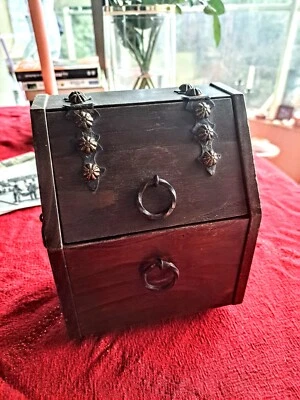 Coffre ancien francais en bois orné de décorations métalliques - Photo 1/4