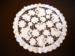 Tischdecke Mitteldecke rund Lochstickerei, Blumen Schmetterlinge 49 cm ca. 1950 - Bild 1 von 3