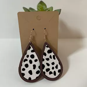 Orecchini a goccia in pelle di mucca con supporto in legno Western Boho bianco nero - Foto 1 di 1
