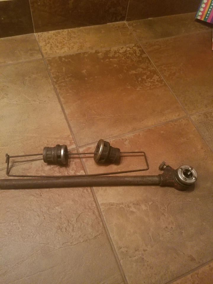 Armstrong Pipe Threader 190R 24" Ratchet Head With 3 Dies 1 In- 3/4 In- 1/2 In  - Image 1 of 4