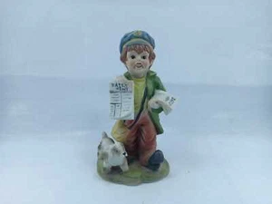 The postman distributes newspapers with dog figurine - Picture 1 of 4