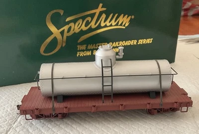 Tank Car by Bachmann. Unlettered New  On30 - Image 1 of 4