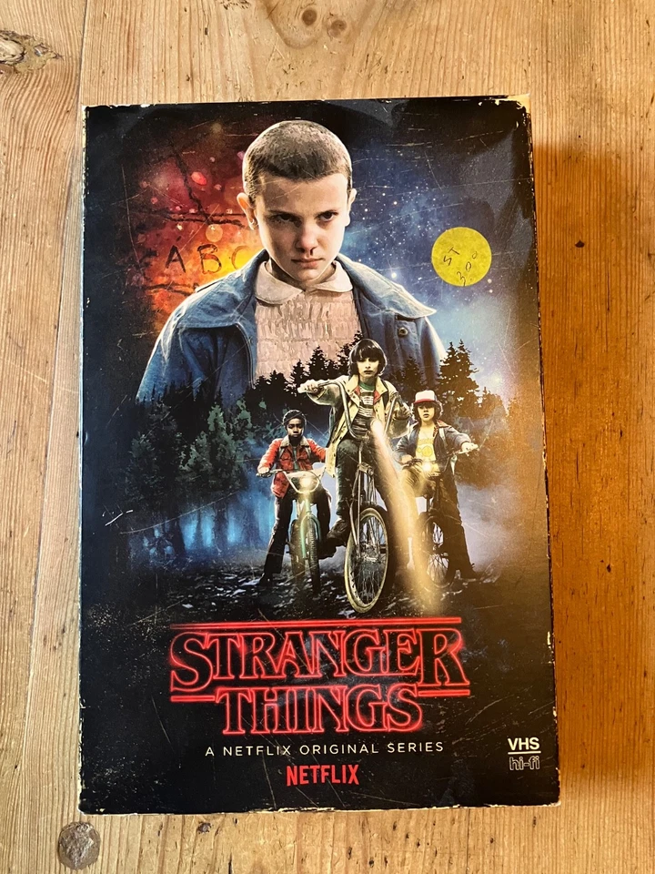 STRANGER THINGS Season 1 one Collectors Edition Retro VHS Box DVD Set rare OOP Foto 1 de 4