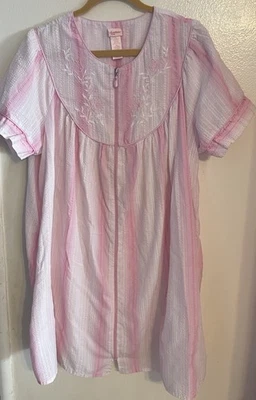 Bata Abrigo Casa Bordada a Rayas Rosa Seersucker Talla 2X Secret Treasures Foto 1 de 4