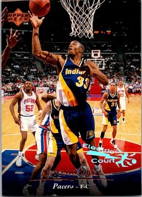 1995-96 Upper Deck #8 Antonio Davis Electric Court basketball card 8HHHH - Image 1 of 2