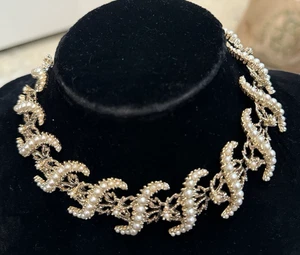 VINTAGE GOLD PLATED & FAUX PEARL BIB NECKLACE - Picture 1 of 6