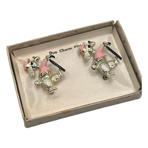 Duo Charm Pins Poodle Dog Gold Tone Brooch Pin Pair of Pink Dancing Poodles Vtg - Bild 1 von 11