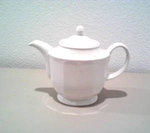 English Ceramic Tea Pot with Lid White 7.25 x 9.5" MADE IN ENGLAND - Picture 1 of 5