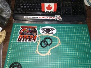 Kit de junta/sello de piñón delantero rojo grande Honda ATC200E para 1982-83 - Imagen 1 de 9