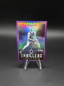 2023-24 Panini Phoenix - Thrillers Stephen Curry #3 Purple /75 - Bild 1 von 2