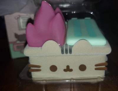 Figura Vinilo 2024 Edición Limitada Flocked Dumpster Fire Pusheen Nueva en Caja Foto 1 de 4