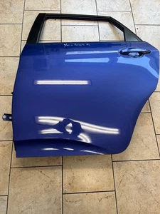 Toyota Verso-S Bj.13 Tür hinten links Fahrerseite links 8V9 Satin Blue Mica - Bild 1 von 5