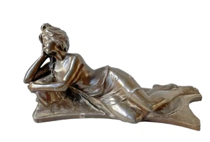 Statuette en Régule 1900 Femme Alanguie Dénudée sur un sofa - Picture 1 of 6