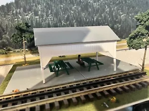 O Scale CASS Picnic Shelter w/ 2 Tables KIT - Picture 1 of 7