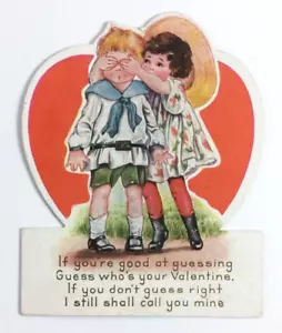 Biglietto di San Valentino vintage in rilievo ragazza che tiene per mano gli occhi dei ragazzi - Foto 1 di 2