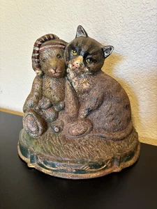 Gusseisen Metall Katze Katze & Teddybär Türstopper 9,5" Breite x 8,5" Höhe bemalt Vintage - Bild 1 von 4