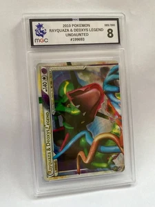 TOPPS PSA MGC 2010 POKEMON RAYQUAZA & DEOXYS LEGEND UNDAUNTED GRADO 8 - Imagen 1 de 2