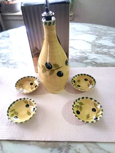 LINENS N THINGS fünfteiliges Olivenöl Flaschenset 4 Teller Olivenzweig, unbenutzt - Bild 1 von 12